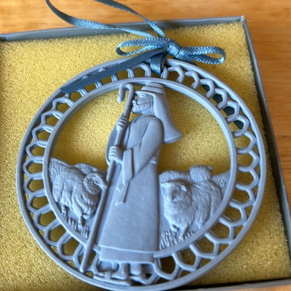 Vintage Wedgwood Christmas ornament - Picture 2 of 5